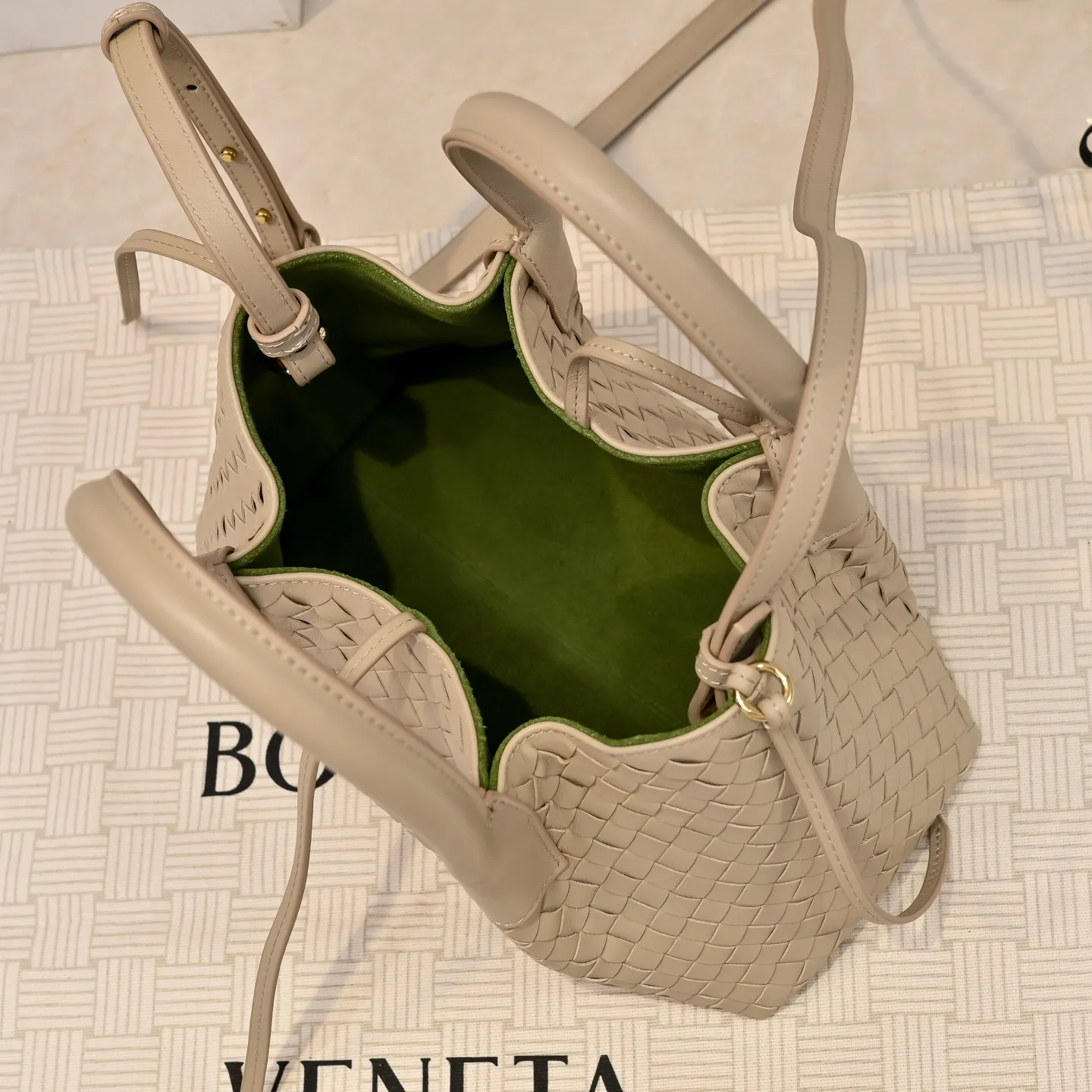 Batch 1760 BOTTEGA VENETA 2025 new product pinacoteca has super soft leather, and the weaving function, practicality and relaxed fashion sense have not fallen behind❤️‍🔥Amway has given sisters a must-have bag when going out. The size of the bag also accurately meets the commuting needs of urban beauties. It can accommodate mobile phones, keys, lipstick, powder, sunscreen, shopping bags...all of it! ! ! 🔥The capacity should not be underestimated~ It does not choose people, clothes, or occasions. With its majestic curved outline, exquisite woven texture, delicate edges and rounded handles, this woven vegetable basket bag truly achieves the goal of "dressing up and being fashionable without getting in the way"~ Are you interested in Jimei? Style number: 9004 Size: 24*15*12cm